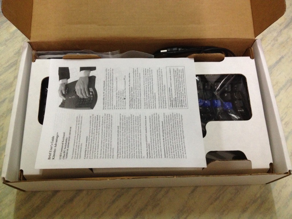 เปิดกล่องออกมาเป็นแบบนี้ครับ มีกระดาษคู่มือแผ่นใหญ่ให้